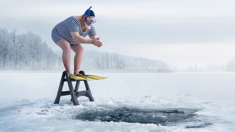 Homme plongeant dans un lac gelé