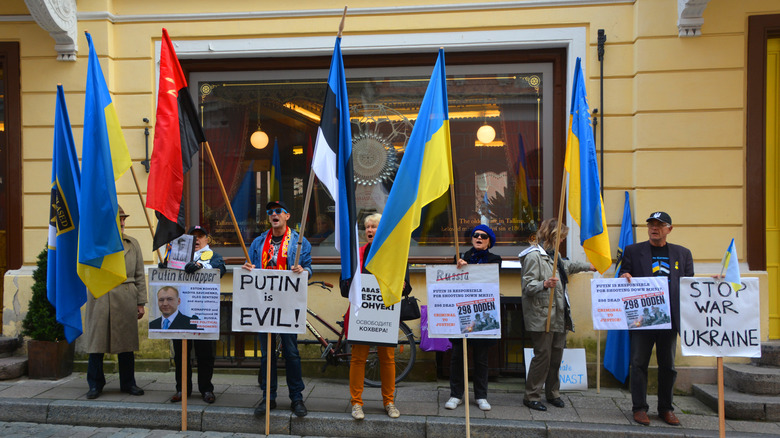 Manifestants anti-Poutine avec des drapeaux