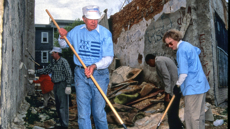 Les Carter construisant des maisons