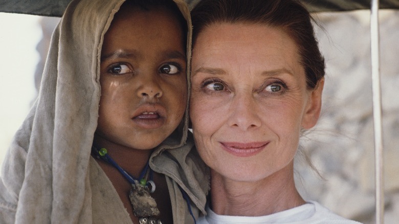 Audrey Hepburn portant un enfant