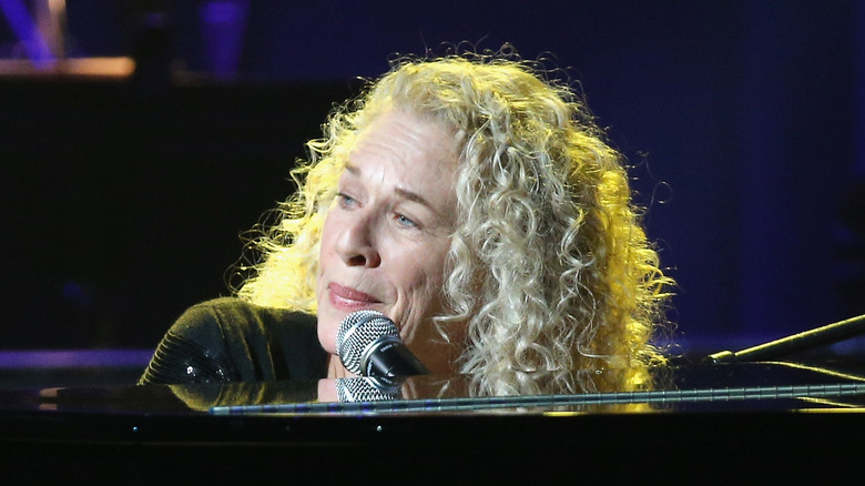 Carole King performe