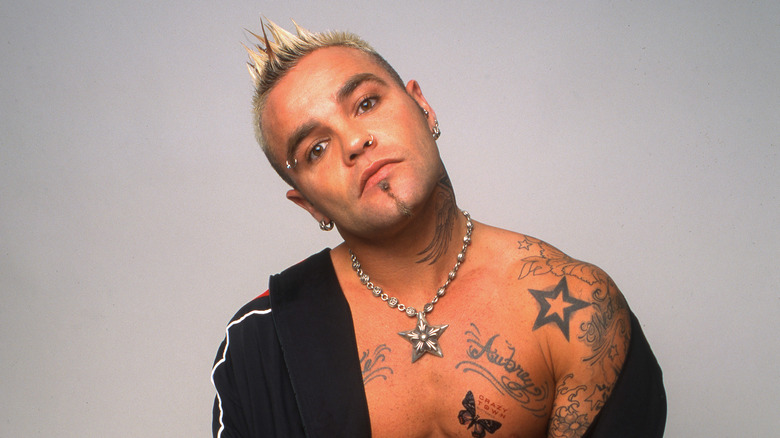 Shifty Shellshock posant en 2001