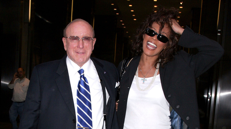 Clive Davis marchant avec Whitney Houston