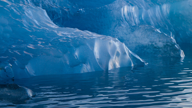 Glace à iceberg au coucher du soleil