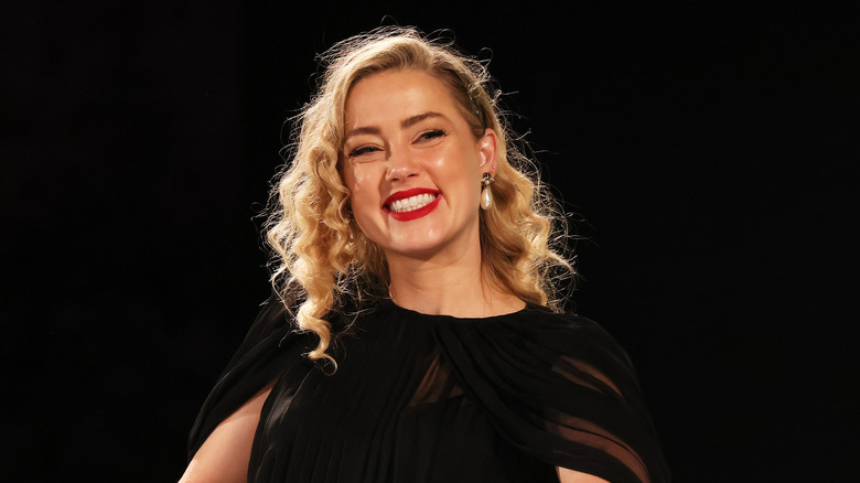 Amber Heard souriant en noir