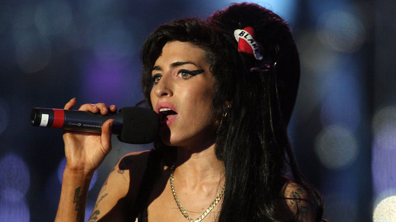 Amy Winehouse chantant sur scène en 2008