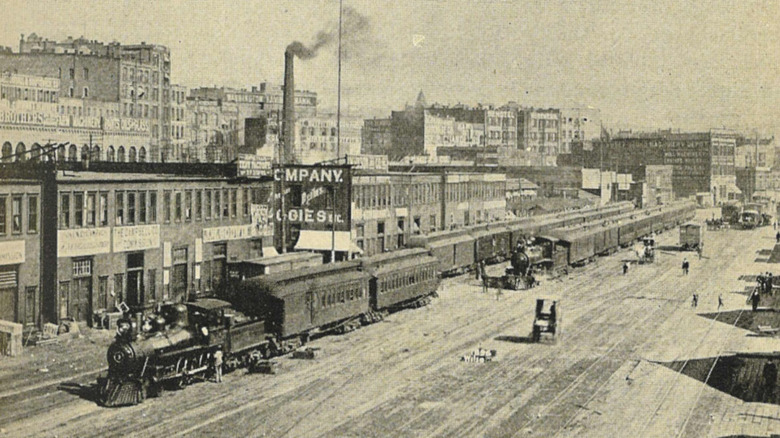 Vue de rue du train arrivant à Seattle