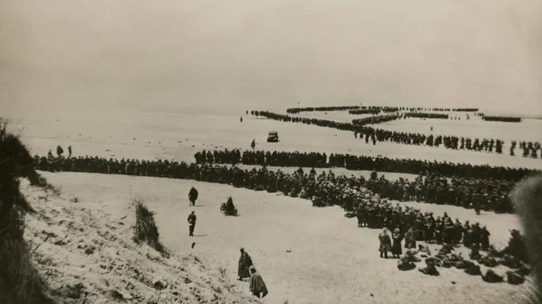 Des troupes britanniques attendent l'évacuation à Dunkerque