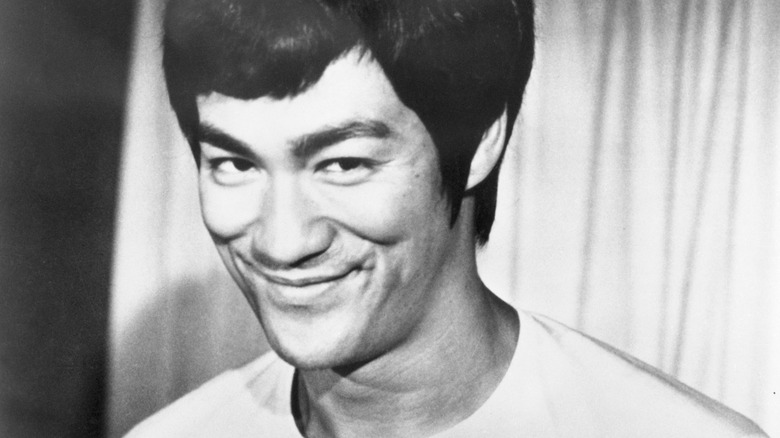 Bruce Lee donnant un grand sourire à la caméra