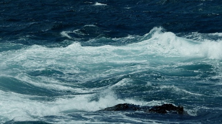 Vagues bleues dans l'océan de près.