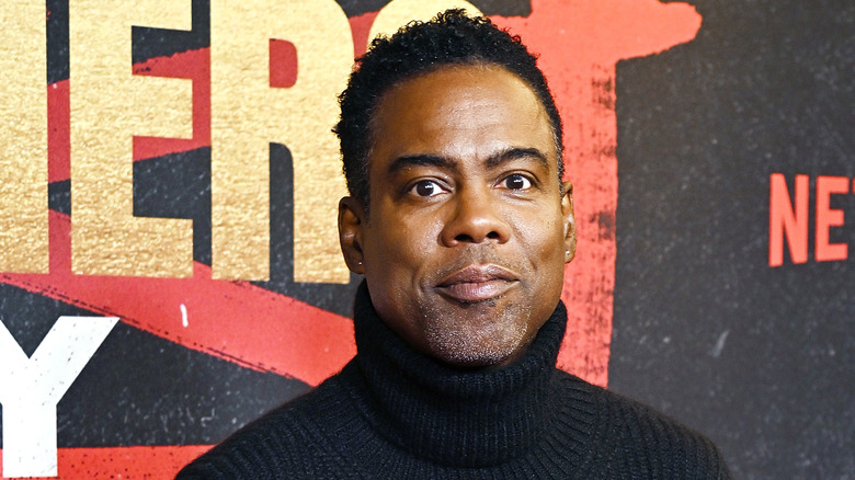 Chris Rock portant un col roulé noir sur le tapis rouge à la première de 2023