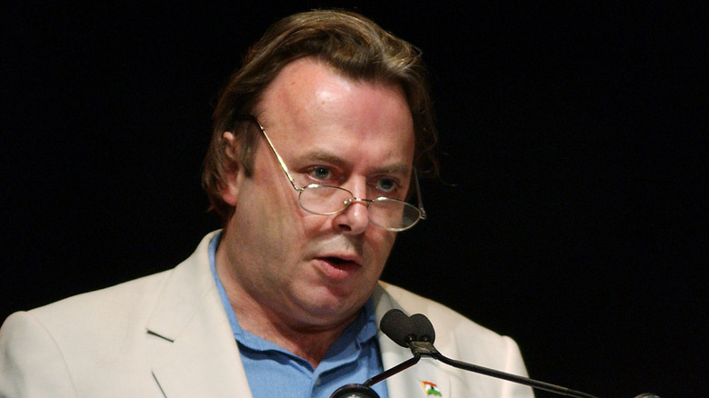 Christopher Hitchens regarde par-dessus ses lunettes