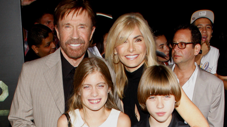 Chuck Norris souriant avec sa famille