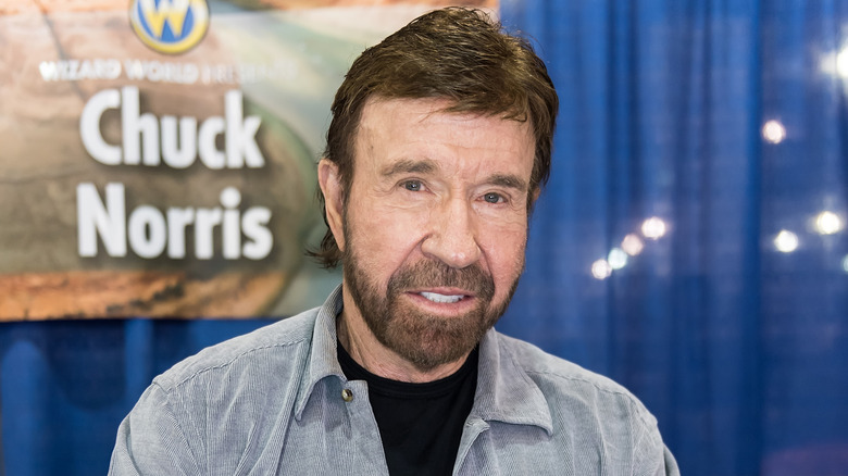 Chuck Norris souriant pour la caméra