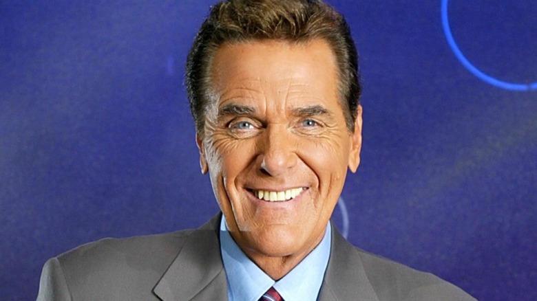 Chuck Woolery souriant sur une photo promotionnelle de Lingo