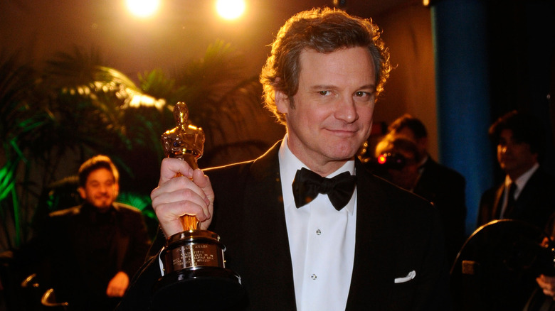 Colin Firth holds up Oscar