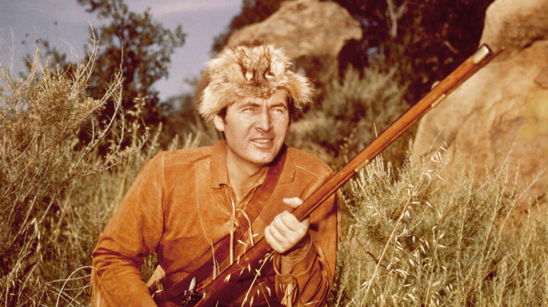 Acteur Fess Parker comme Davy Crockett portant un couvre-chef en peau de raton laveur