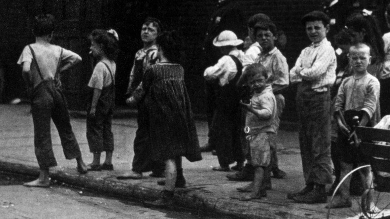 Enfants dans la rue dans les années 1900