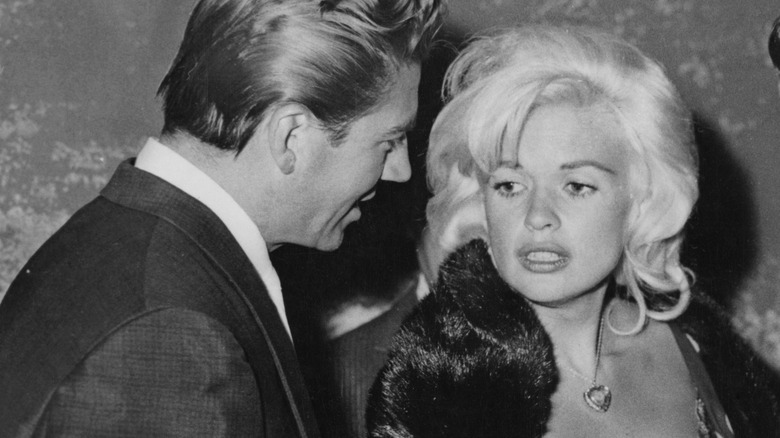 Mickey Hargitay et Jayne Mansfield, discutant