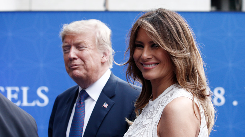 Donald et Melania Trump avec des sourires étranges