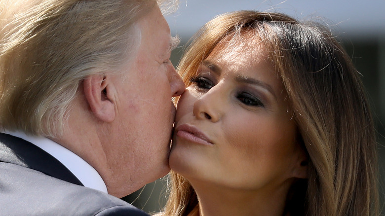 Donald Trump embrassant Melania sur la joue