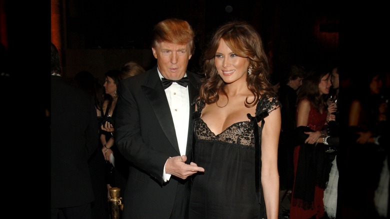 Donald Trump pointant le ventre de Melania Trump enceinte