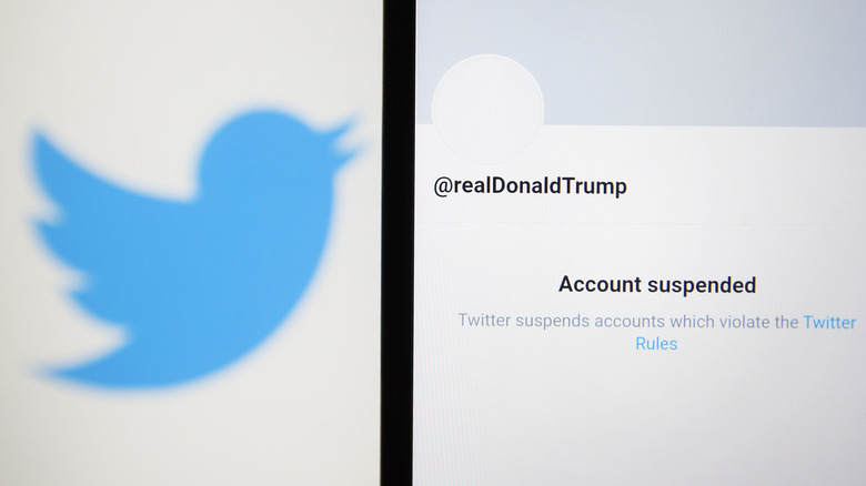 Téléphone portable avec le compte Twitter suspendu de Donald Trump