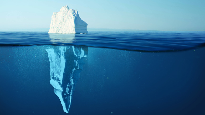 Photo d'un iceberg dans une eau calme