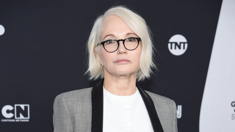 Ellen Barkin portant des lunettes et posant pour une photo