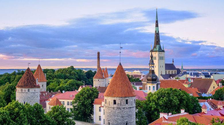 Les clochers de Tallinn sous un ciel bleu