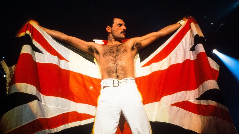 Freddie Mercury sur scène avec un drapeau britannique