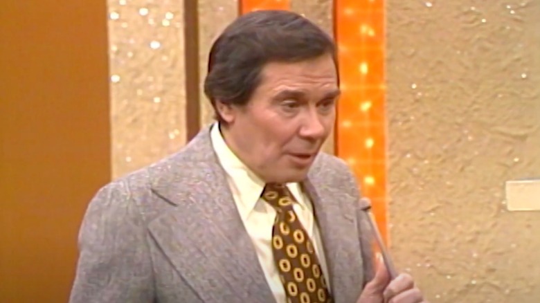 Gene Rayburn talking into thin mic on Match Game