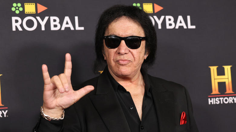 Gene Simmons faisant un salut avec les cornes du diable