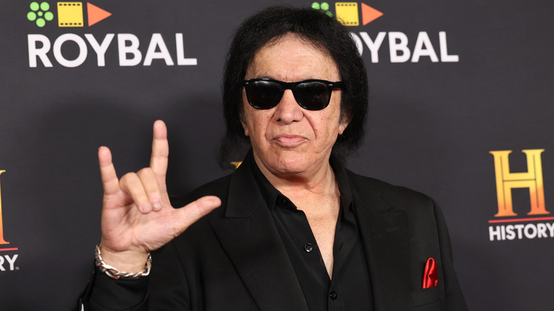 Gene Simmons brandissant les cornes du diable à Los Angeles en 2024