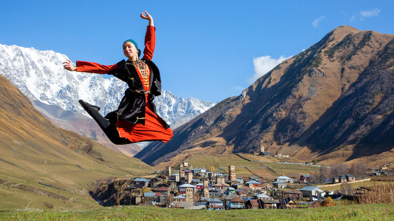 Femme géorgienne en costume traditionnel se levant