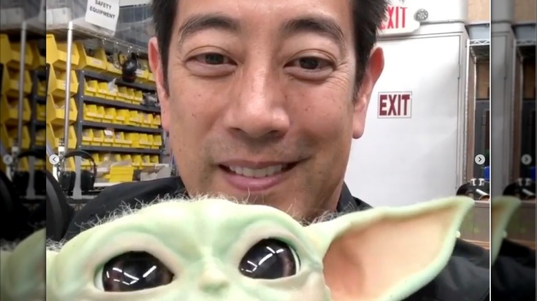 Grant Imahara avec son robot Baby Yoda