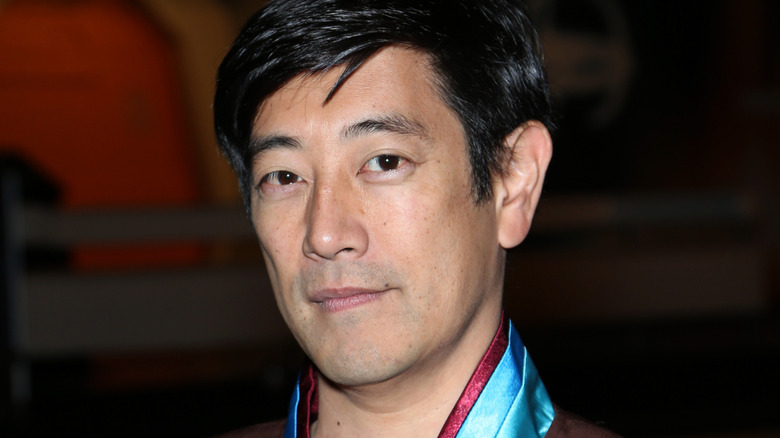 Grant Imahara réfléchissant devant la caméra lors d'une convention Star Trek