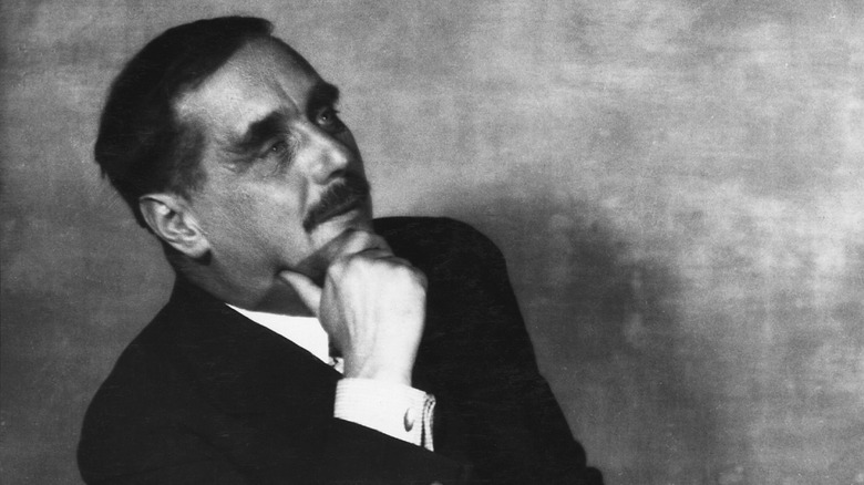 H.G. Wells se penche en arrière et pose