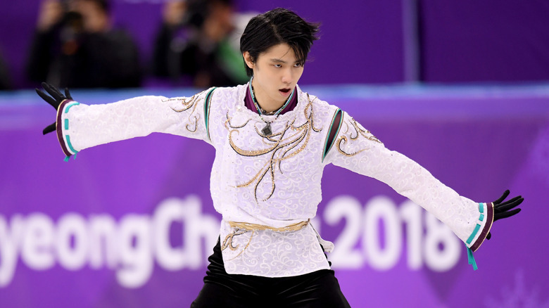 Hanyu Yuzuru performing