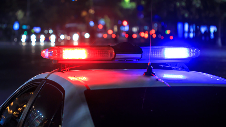 Lumières de police dans le ciel nocturne