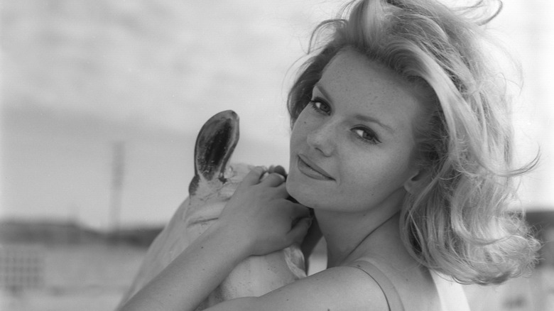 Actrice Sharon Farrell posant sur une plage