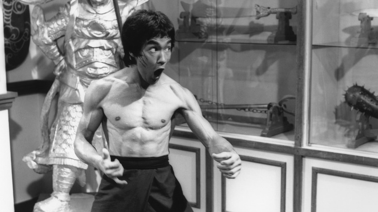 Bruce Lee en train de crier dans une scène de film