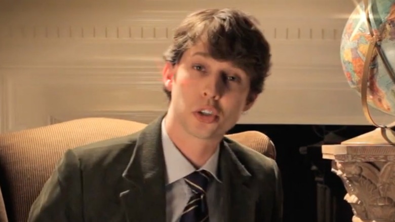 Jon Heder s'exprimant dans l'introduction de Dead Grandma