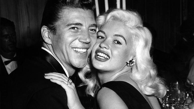 Mickey Hargitay et Jayne Mansfield souriant ensemble