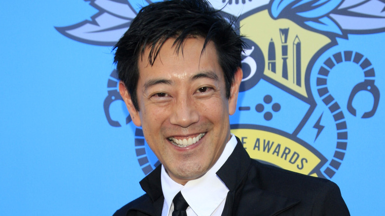 Grant Imahara souriant en chemise blanche et cravate