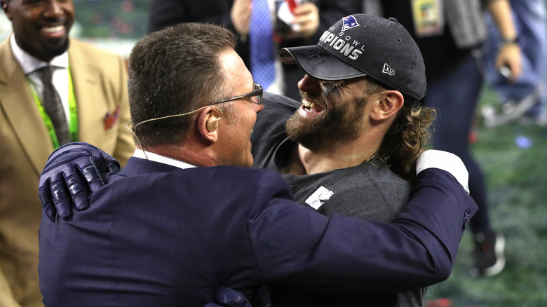 Howie Long célébrant avec son fils, Chris