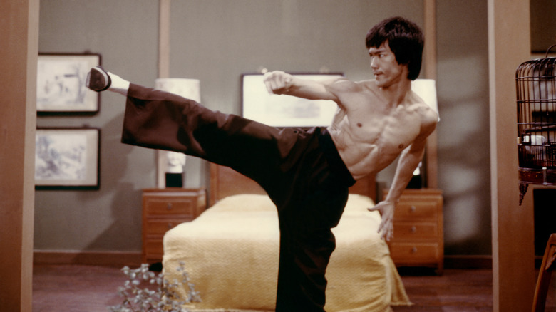 Bruce Lee exécutant un coup dans une chambre