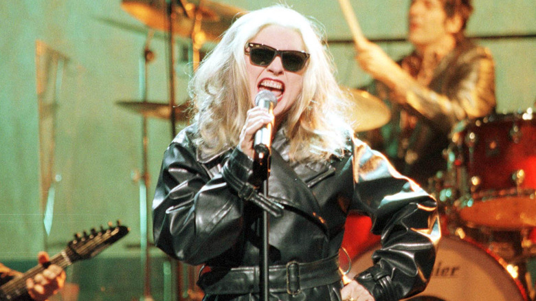 Debbie Harry en performance en 1999