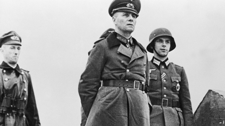 Gen. Erwin Rommel avec son staff inspectant l'installation du Mur de l'Atlantique en France, mars 1944.