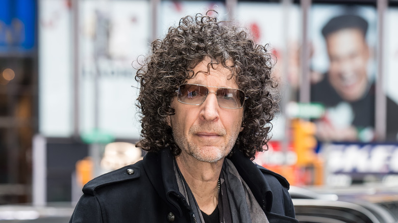 Howard Stern portant des lunettes de soleil et vêtu de noir, regardant droit devant lui